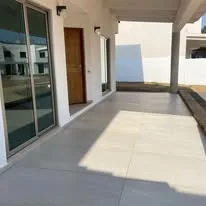 Sala iluminada con piso claro